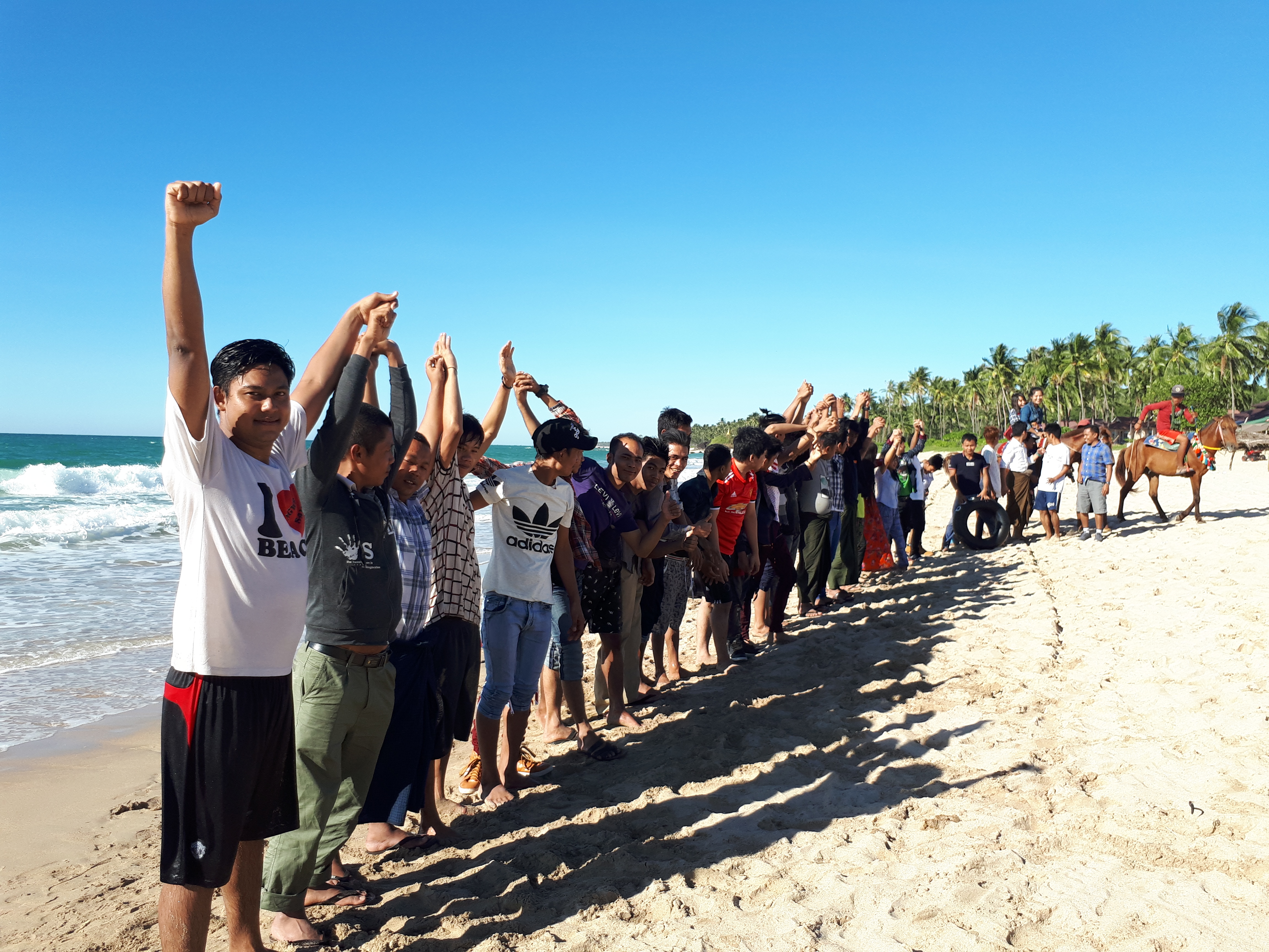THE WONDERFUL TRIP OF D2 AND D5 TO CHAUNG THA BEACH IN 2018